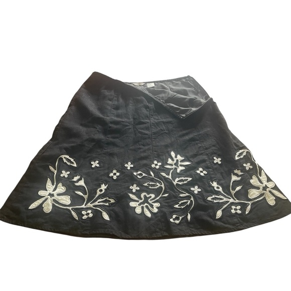 Edward Chic Black  A-Line Skirt with white embroidered florals Size:8 - Picture 2 of 4